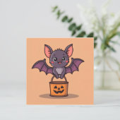 お菓子をかぼちゃの籠に入れてトリックオアトリートする可愛いコウモリ 招待状 (スタンド正面)