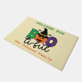 お菓子をくれなきゃイタズラしちゃう 美しいカボチャの魔女ファミリー ネーム ドアマット (アングル)