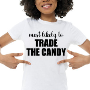 お菓子をトレードしそうな人 ハロウィンの面白いデザイン Tシャツ