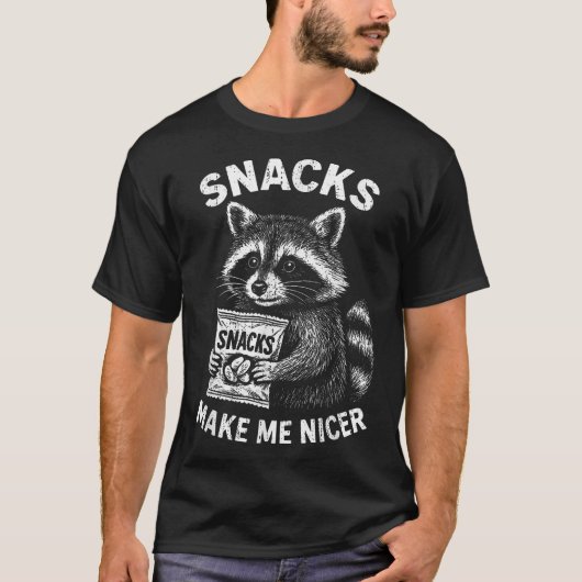 お菓子を食べると優しくなるアライグマのユーモア Tシャツ (正面)