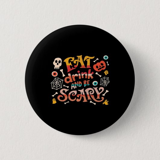 お菓子を食べ お酒を飲んで 怖がろう ハロウィン 面白い エッセンシャル C 缶バッジ (正面)