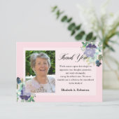 お葬式フォトピンクに紫の花ありがとう サンキューカード (スタンド正面)