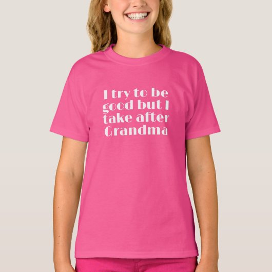 お行儀よく振る舞おうとするけれどおばあちゃん似 Tシャツ (正面)