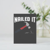 お見事!面白いハンマーと釘 - 大工ギフト ポストカード (スタンド正面)