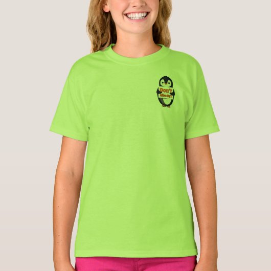 お見逃しなくサインを持つペンギン Tシャツ (正面)