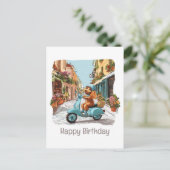 お誕生日おめでとうスタンダードプードル犬スクーターに乗る ポストカード (スタンド正面)