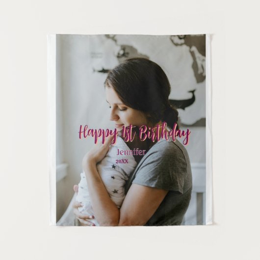 お誕生日おめでとう1歳 赤ちゃん ママ オレンジ色のスタイ タペストリー (正面)