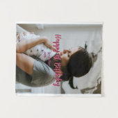 お誕生日おめでとう1歳 赤ちゃん ママ オレンジ色のスタイ タペストリー (正面(横))