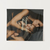 お誕生日おめでとう2歳 赤ちゃん ママ 黄色 グレー な タペストリー (正面(横))