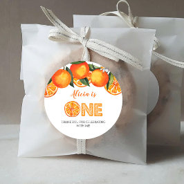 お誕生日おめでとう！ かわいいオレンジ クラシック ラウンド ステッカー