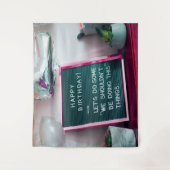 お誕生日おめでとう！イタズラ好きなトラブルメーカー タペストリー (正面)