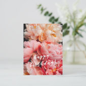 お誕生日おめでとう！エレガントなピンクとペーシュの芍薬 ポストカード (スタンド正面)