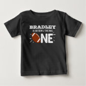 お誕生日おめでとう！ キックするビッグワン | サッカー 1歳の誕生日 ベビーTシャツ (正面)