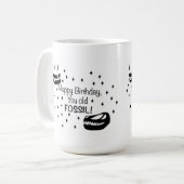 お誕生日おめでとう、化石野郎 コーヒーマグカップ (正面左)