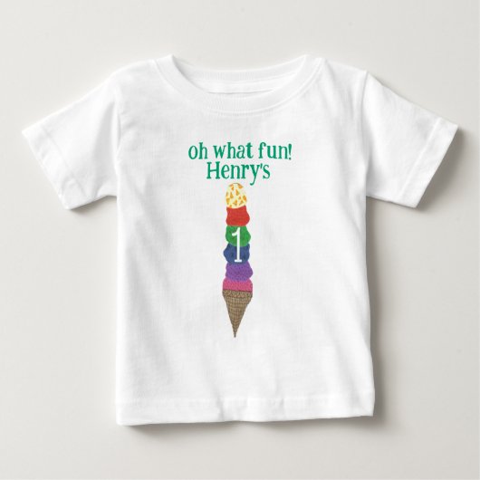 お誕生日おめでとう！名前入りアイスクリームのファーストバースデー ベビーTシャツ (正面)