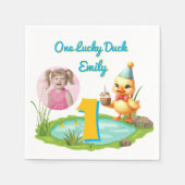 お誕生日おめでとう!幸運なあひるの子供の1歳の誕生日の写真 スタンダードカクテルナプキン (正面)