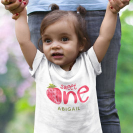 お誕生日おめでとう！特別なスウィートワン苺1歳 ベビーTシャツ