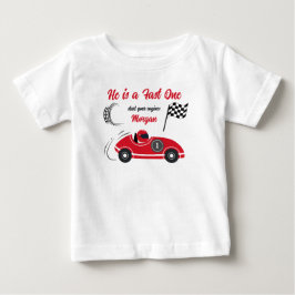 お誕生日おめでとう！速い赤いレースカーだよ！ ベビーTシャツ