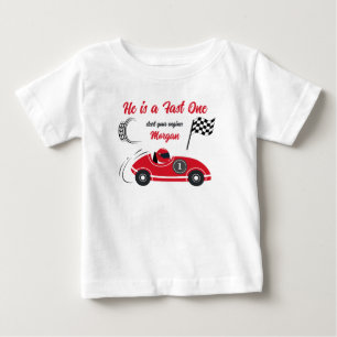お誕生日おめでとう!速い赤いレースカーだよ! ベビーTシャツ