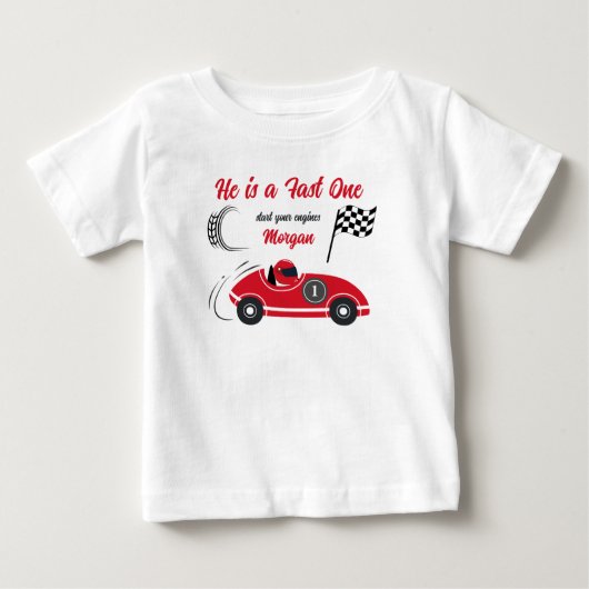 お誕生日おめでとう!速い赤いレースカーだよ! ベビーTシャツ (正面)