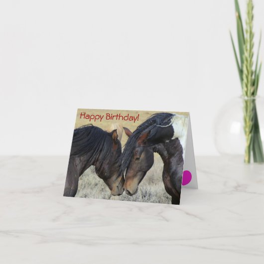 お誕生日おめでとう 2頭の茶色の野生の馬が鼻を触れ合わせる カード (正面)