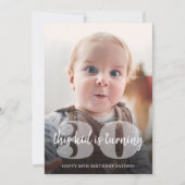 お誕生日おめでとう "This Kid" シンプルモダンな2枚の写真入り 招待状 (正面)