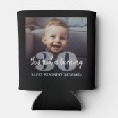 お誕生日おめでとう "This Kid" シンプルモダンな2枚の写真 缶クーラー (裏面)