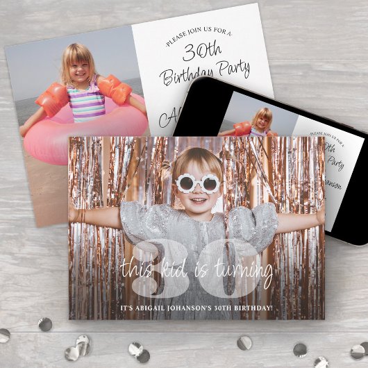 お誕生日おめでとう "This Kid" モダンスクリプト 2枚の写真 招待状