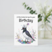 お誕生日の帽子をかぶったカラスが紙吹雪の背景 ポストカード (スタンド正面)