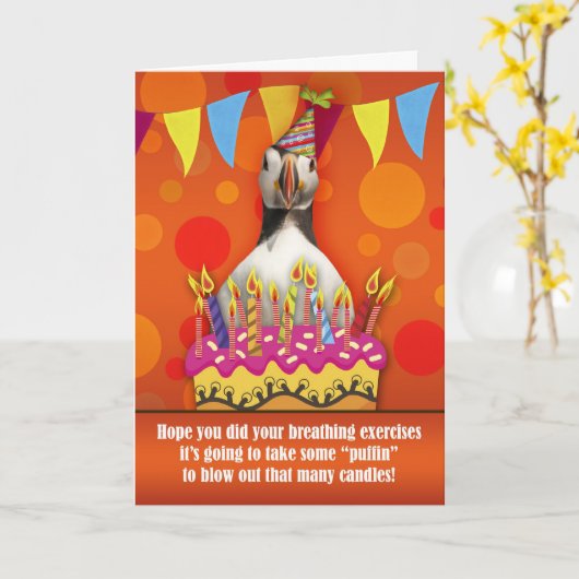 お誕生日ケーキおよびカリフォルニアのおもしろいのツノメドリのバースデー・カード カード (黄色い花)