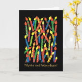 お誕生日ケーキのキャンドルカードとデンマーク語のグリーティング カード (黄色い花)