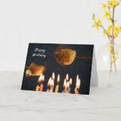 お誕生日ケーキ上のマシュマロのロースト カード (黄色い花)