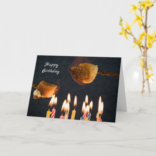 お誕生日ケーキ上のマシュマロのロースト カード (黄色い花)