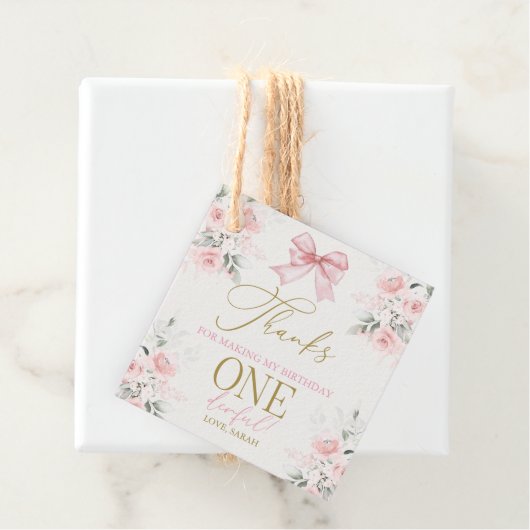 お辞儀をした最初の誕生日ガール フェイバータグ (インサイチュ)