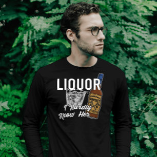 お酒が彼女を舐める私はほとんど彼女のパパのジョークを知らない Tシャツ