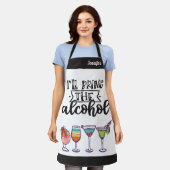 お酒のカクテルを持ってきまユーモアのあるす エプロン (着用した状態)