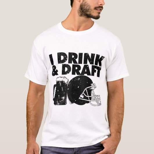 お酒を飲みながらドラフト 面白いファンタジーフットボールドラフトパーティ Tシャツ (正面)