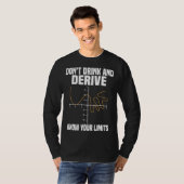 お酒を飲みながらプログラミングしないで。自分の限界を知ろう Tシャツ (正面フル)