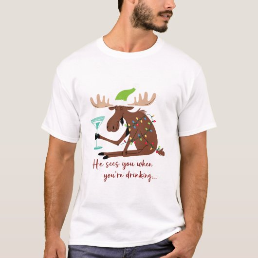 お酒を飲んでいるあなたを見ています 面白いクリスマストリトン Tシャツ (正面)