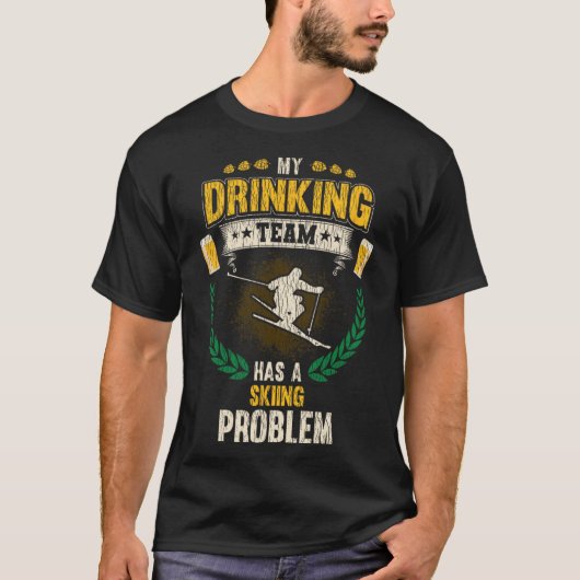 お酒好きチームのスキー中毒 おもしろスキーヤー Tシャツ (正面)