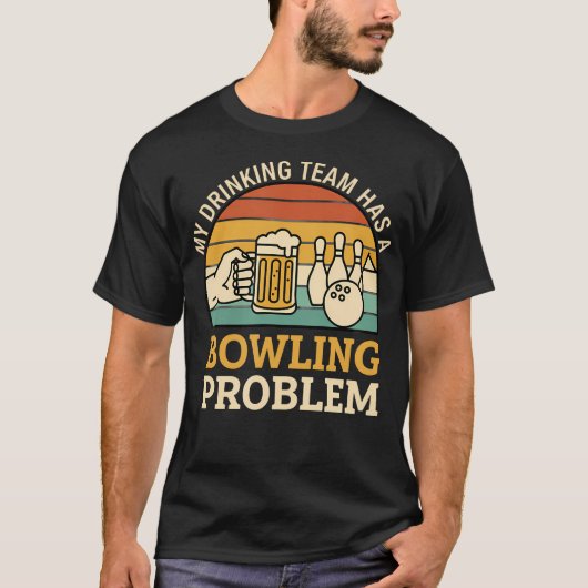 お酒好きチームのボウリング中毒ジョークTシャツ Tシャツ (正面)