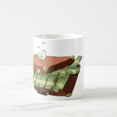 お金の束でいっぱいの漫画のスーツケース コーヒーマグカップ (中央)