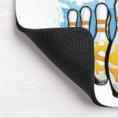 お金ピンの方のボーリングをしているビジネスマン地球 マウスパッド (コーナー)