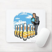 お金ピンの方のボーリングをしているビジネスマン地球 マウスパッド (マウス)
