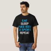 お食べ母さんとスポーツの繰り返しに子供を連れて寝る Tシャツ (正面フル)