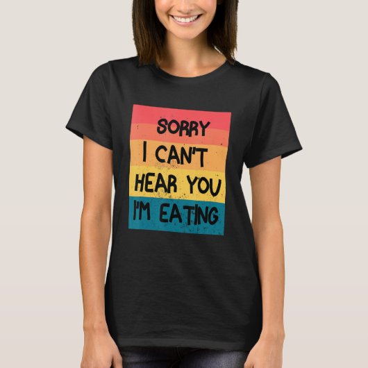 お食事中失礼します 聞こえないよ おもしろい食べ物だ Tシャツ (正面)
