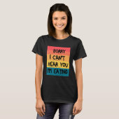 お食事中失礼します 聞こえないよ おもしろい食べ物だ Tシャツ (正面フル)