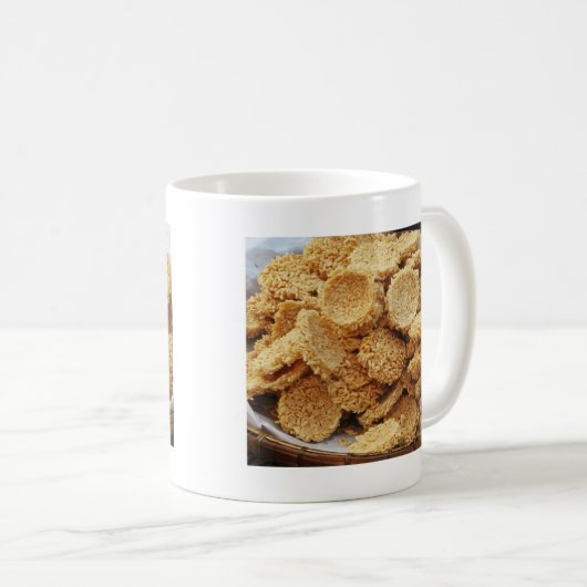 お餅を膨らませた~アジアのお菓子デザート食べ物 コーヒーマグカップ (正面右)