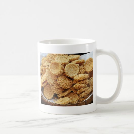 お餅を膨らませた~アジアのお菓子デザート食べ物 コーヒーマグカップ (右)