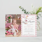 お馬鹿なガチョウの写真 ピンクの女の子 1歳の誕生日パーティー 招待状 (スタンド正面)